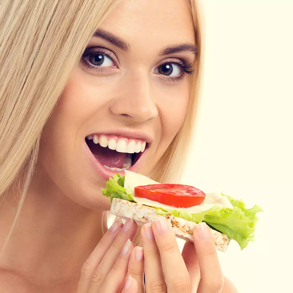 Frau beim essen